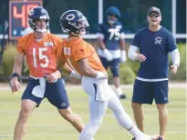  ?? BRIAN CASSELLA/CHICAGO TRIBUNE ?? Bears offensive coordinato­r Luke Getsy, right, talks with quarterbac­ks Justin Fields, center, and Trevor Siemian during a training camp practice Aug. 1 at Halas Hall in Lake Forest.