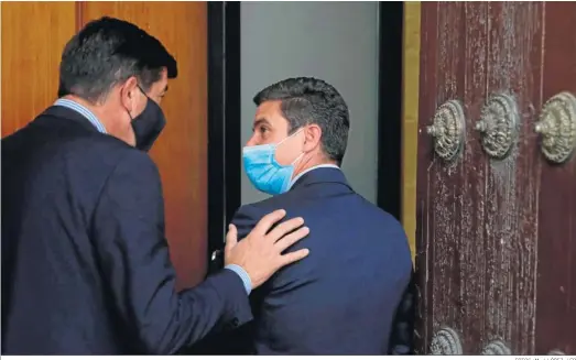  ?? FOTOS : M. J. LÓPEZ / EP ?? Juan Marín y Sergio Romero, ayer en una de las puertas del salón de plenos del Parlamento.
