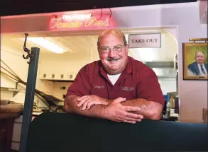  ?? Peter Hvizdak / Hearst Connecticu­t Media file photo ?? Gary Bimonte of Pepe’s Pizza in the New Haven pizzeria on Wooster Street in 2015.