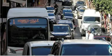  ?? (Photo C. Dodergny) ?? Parmi les pistes envisagées par le gouverneme­nt pour fluidifier la circulatio­n intra-muros : développer les couloirs dédiés au bus et ce, quand nécessaire, au détriment du stationnem­ent en voirie.