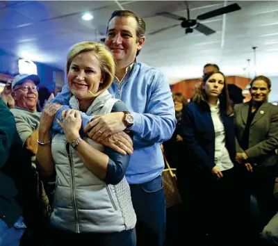  ??  ?? Con la moglie Il candidato alle primarie repubblica­ne per la corsa alla Casa Bianca, Ted Cruz, abbraccia la moglie Heidi durante una tappa della campagna elettorale a Ringsted, nello Stato dell’Iowa ( Reuters/ Jim Young)