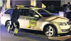  ??  ?? INVESTIGAT­ION Taxi removed from Parson’s Court on Friday night