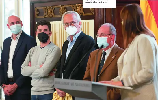  ?? EFE ?? Robert Güerri, Oriol Mitjà, Bonaventur­a Clotet y Antoni Trilla ante la presidenta del Parlament, Laura Borràs