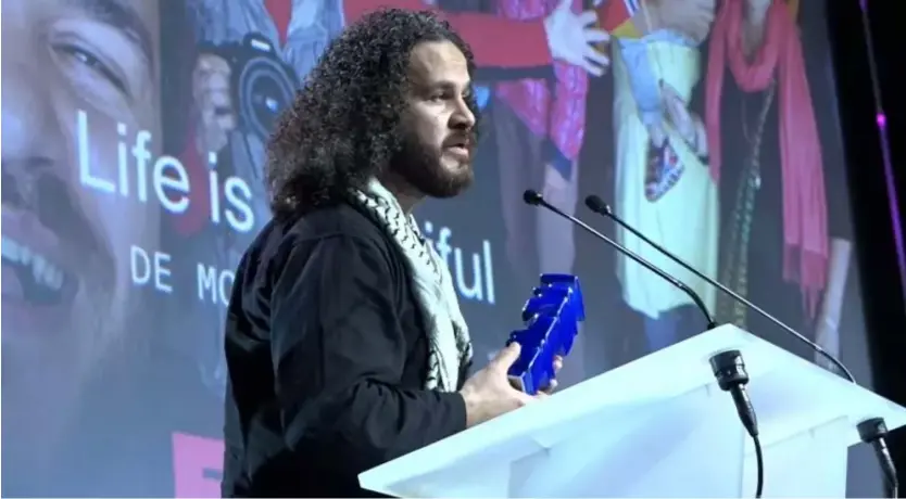  ?? euronews ?? Mohamed Jalaby a reçu le prix du meilleur documentai­re pour son film "La vie est belle".