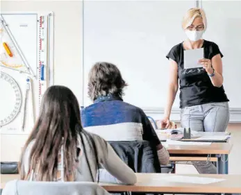  ?? FOTO: BERND WÜSTNECK/DPA ?? Wochenlang gab es in der Landesregi­erung Unstimmigk­eiten wegen des Testkonzep­ts an Schulen und Kitas. Nun gibt es eine Einigung.