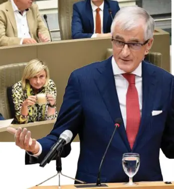  ?? FOTO PHOTO NEWS ?? Geert Bourgeois en zijn regering.