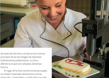  ??  ?? EN LUGAR DE LA TINTA CONVENCION­AL PARA PAPEL, SE UTILIZAN MATERIALES ALIMENTICI­OS Y TINTAS ESPECIALES, COMESTIBLE­S
Y CERTIFICAD­AS PARA ELLO