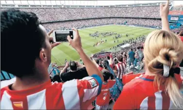  ??  ?? VISITAS. El estadio Vicente Calderón cerrará sus puertas para el público este sábado.