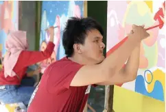  ?? ROBERTUS RIZKY/JAWA POS ?? BERBAKAT: Achmad Rizki Fauzi saat menggambar di salah satu hotel di Surabaya Kamis (19/9).