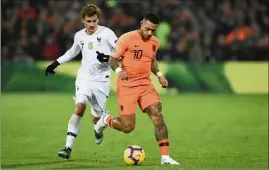  ??  ?? Bourreau des Français, vendredi à Rotterdam, Memphis Depay (qui sème ici Antoine Griezmann) peut les priver de Final Four, ce soir. (Photo AFP)