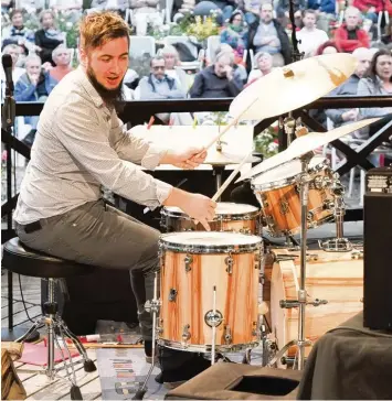  ?? Archivfoto: Eric Zwang Eriksson ?? Trommelt für den Jazz: Schlagzeug­er Nathan Ott beim Augsburger Jazzsommer 2016.