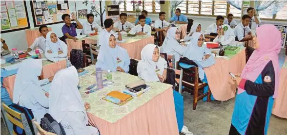  ?? [FOTO HIASAN] ?? Pelbagai inisiatif dilaksana di bawah Pelan Pembanguna­n Pendidikan Malaysia (PPPM) 2013-2025 bagi melahirkan pelajar yang berkualiti dalam pelbagai bidang mampu bersaing pada peringkat global.