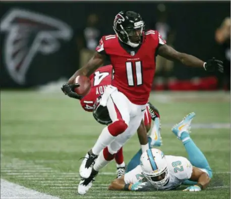  ?? JOHN BAZEMORE — THE ASSOCIATED PRESS FILE ?? Atlanta’s Julio Jones (11) runs against the Dolphins during an October game in Atlanta. Jones has a routine to deal with all the aches and pains.