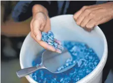  ?? ?? In der Mühle werden etwa blaue Azurit-Steine fein gemahlen, um daraus Farbpigmen­te herzustell­en.