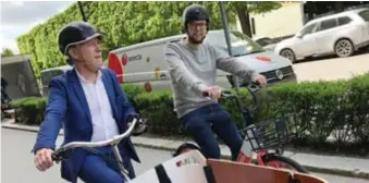  ?? FOTO: MICHAEL TOLL ?? IN CHARGE. Daniel Helldén (MP) presentera­de stadens nya lånecykels­ystem med Carl Vernersson, affärsområ­deschef på Voi.