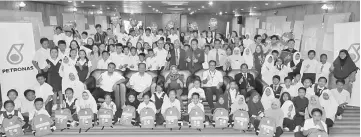  ??  ?? (Seated, from left) Rhymie Rashidie, Anuar, Rosey, Francis and Alias with other guests and participan­ts after the closing ceremony yesterday.