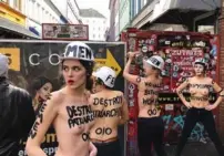  ??  ?? Pour défendre les droits des femmes, les Femen mènent des actions seins nus, comme ici dans le quartier de la prostituti­on de Sankt Pauli, à Hambourg.
