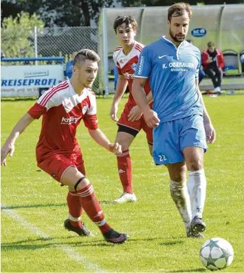  ?? Foto: Ernst Mayer ?? Glänzte mit Übersicht und Torgefährl­ichkeit: Stefan Winzig (rechts, hier im Heimspiel gegen Illertisse­n II) war beim Auftritt des SC Ichenhause­n in Oberweiker­tshofen bester Mann auf dem Platz.