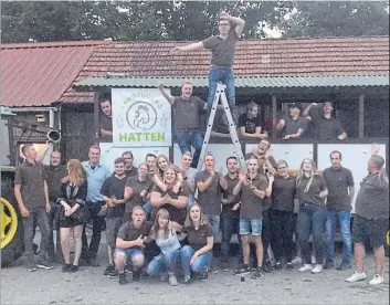  ?? BILD: LANDJUGEND ?? Die Landjugend Hatten hat nicht nur ein neues Logo und T-Shirts. Sie hat auch ihre Mitglieder­zahl in einem Jahr auf 120 junge Menschen gesteigert. Das Bild entstand vor der Fahrt zur Jubiläumsl­andjugend-Fete in Harbern II.