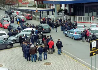  ??  ?? Il sit-in
Gli operai dello stabilimen­to hanno occupato ieri il piazzale di via Argine; poi si è sbloccato tutto