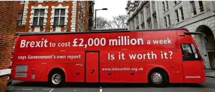  ?? Peter Nicholls/Reuters ?? Ônibus da campanha anti-‘brexit’ ‘Vale a Pena?’ estampa, em Londres, suposto prejuízo semanal causado pela saída da UE