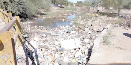  ?? ?? l Cantidades exageradas de basura colman los canales de la colonia La Cholla, lo que desencaden­a diversos inconvenie­ntes para la comunidad.