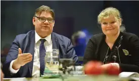  ?? FOTO: NYA ÅLAND/JONAS EDSVIK ?? Timo Soini träffade också Ålands lantråd Katrin Sjögren.