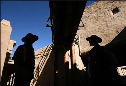  ?? ?? HELEN H. RICHARDSON — THE DENVER POST Kisthart, left, and Holcombe chat at Bent’s Old Fort.