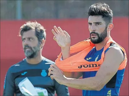  ?? FOTO: P. PUNTÍ ?? Álvaro González, el único que se salva de la quema tras la debacle en Sevilla. Quique sigue buscando consistenc­ia defensiva