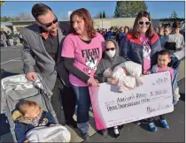  ?? Dan Watson/The Signal ?? Addison Rivera and her family receive a check for $3,000, which was raised by Rosedell Elementary School in Saugus.