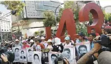  ??  ?? Reclamo. Los padres de los 43 estudiante­s desapareci­dos siguen en pie de lucha.