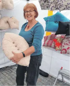  ?? FOTO: VERA STILLER ?? Auf dem Marktplatz ist Isa Uttenweile­r aus Itzlings mit ihrer Kissenpara­de zu finden.