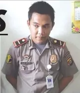  ?? / HERBIVORE NEWS, FACEBOOK ?? ■ NABARAW: Nagsul-ob pa sa uniporme sa pulis si Ari Septian Pratama dihang nasikop human masakpi nga nagpakaaro­n-ingon nga pulis aron makadug og mga babaye.