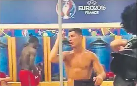  ??  ?? Cristiano protagoniz­ó una arenga en el vestuario de Portugal nada más ganar la Eurocopa