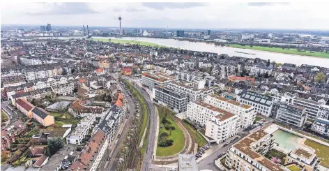  ?? RP-FOTO: ANDREAS ENDERMANN ?? Blick von oben auf Düsseldorf: Der Wohnungsma­rkt in der Landeshaup­tstadt ist angespannt.