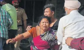  ?? PARDEEP PANDIT/HT ?? Grieving relatives of the victims; (and below) police officials at the house that was functionin­g as a cracker factory in Jalandhar’s Central Town locality.