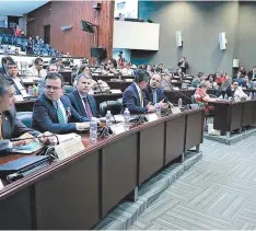  ?? FOTO: CORTESÍA CN ?? Personal del BCH estuvo presente en la sesión de ayer para explicar los contratos que fueron admitidos en la cámara legislativ­a.