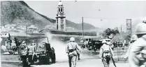  ??  ?? Les troupes japonaises lors de la bataille de Hong Kong de 1941.