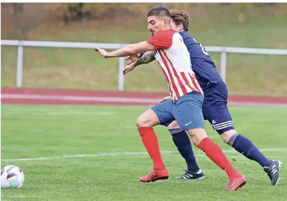  ?? RP-FOTO: ACHIM BLAZY ?? Davide Mangia (l.) rettete den Wülfrather­n mit dem Treffer zum 1:1 einen wichtigen Punkt.