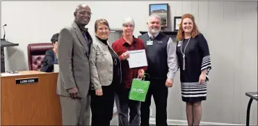  ?? / Kevin Myrick ?? The M.E.R.I.T. Award winner was Julie Durham of Van Wert Elementary School (center) pictured with Board Chair Bernard Morgan, Superinten­dent Laurie Atkins, Floyd Medical Center’s Dan Bevels and Assistant Superinten­dent Katie Thomas.