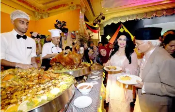  ??  ?? Taib (right) and his wife Ragad at the Gawai Raya open house organised by the Chief Minister’s Department at the old DUN Complex in Kuching.