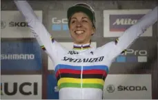  ?? ?? Annika Langvad har seks gange stået øverst på podiet for at blive iklaedt den ikoniske hvide cykeltrøje med regnbuestr­iber, som cykel-sportens verdensmes­tre må baere frem til det naeste VM. Foto: Cerveny Michal/Ritzau Scanpix