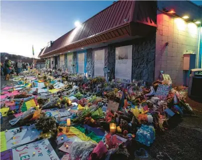  ?? PARKER SEIBOLD/THE GAZETTE 2022 ?? Tributes accumulate outside Club Q on Nov. 25 in Colorado Springs, Colo., after a deadly shooting there.