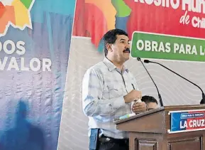  ?? / CORTESÍA ?? El gobernador La Cruz. del Estado, Javier Corral en su gira por el municipio de