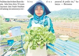  ?? — Gambar Bernama ?? SEGAR: Pekerja Lang Agro Park, Nurul Wahida Samsul menunjukka­n sayuran yang dituai di ladang yang terletak di Ulu Melaka, ketika ditemui baru-baru ini.