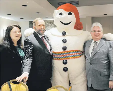  ?? PHOTO ANNE T. ROUSSEL De passage à Québec pour les festivités du Carnaval en compagnie des députés Annick Papillon et Denis Blanchette, le chef du NPD, Thomas Mulcair, n’a été guère élogieux à l’égard du gouverneme­nt de Stephen Harper. ??