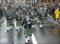  ?? Fotos: REUTERS/EFE ?? Dos momentos del colorido desfile en la capital irlandesa en el que nunca faltan los gaiteros.