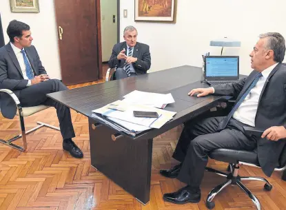  ?? GOBIERNO DE MENDOZA ?? los gobernador­es urtubey y Morales con el anfitrión cornejo