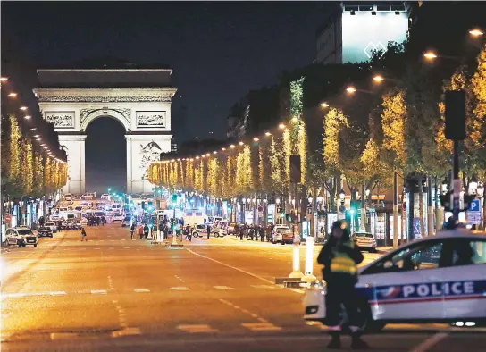  ??  ?? Em poucos minutos, a polícia isolou a Champs-Élysées; as lojas baixaram as portas e abrigaram consumidor­es e turistas em seu interior