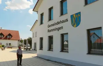  ?? Foto: Alf Geiger ?? Rammingens Bürgermeis­ter Anton Schwele kurz vor der offizielle­n Einweihung des neuen Gemeindeha­uses Ende Juli. Dass ein Mitglied der Bürgerlist­e jetzt erneut Kritik an den Baukosten übt, hält der Rathausche­f für „absurd und böswillig“.